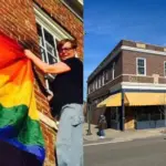 Vicky Hester, dona do icônico bar lésbico Babes of Carytown, morre aos 71 anos. Conheça sua história e legado para a comunidade lésbica.